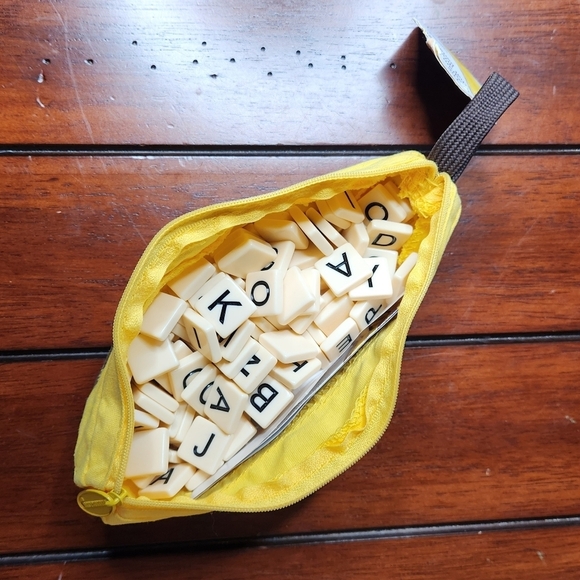 Bananagrams Crossword Word Game Family Fun Bananagram Award Winning Game Night - Picture 3 of 12